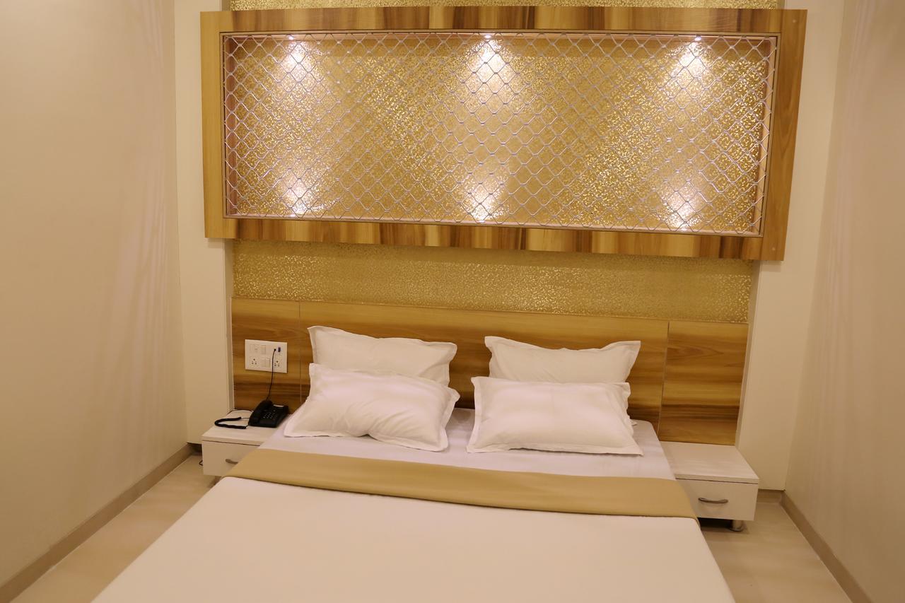 Hotel Vrinda Lātūr Buitenkant foto